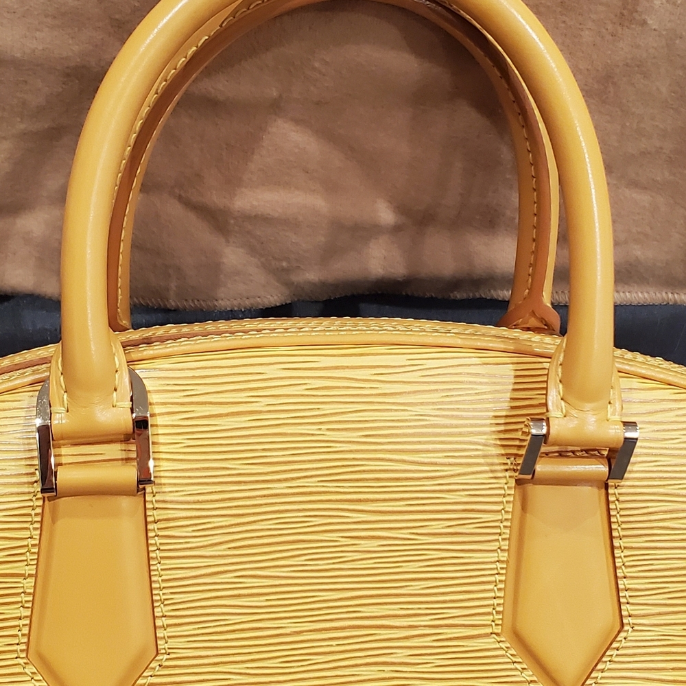 Louis Vuitton -- EPI Bag with Handle - Picture 5 of 9